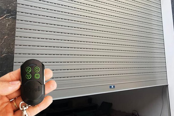 Lỗi phải giữ điều khiển khi bấm