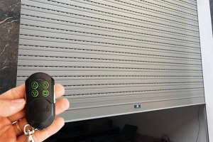 Lỗi phải giữ điều khiển khi bấm